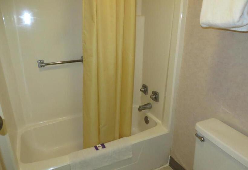 Номер Стандарт, Knights Inn Canton