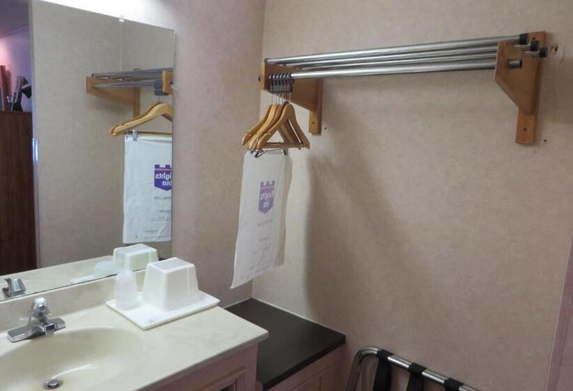 キングサイズベッドのスイートルーム, Knights Inn Canton