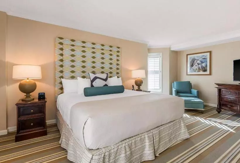 Deluxe Suite King Bed, Omni Hilton Head Oceanfront Resort