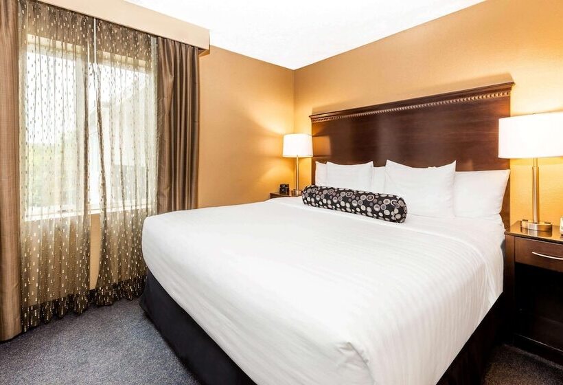 מיטת קינג בסוויטה, La Quinta By Wyndham Seattle Downtown