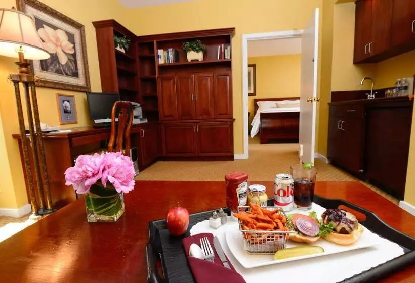 سوییت لوکس, Nassau Inn