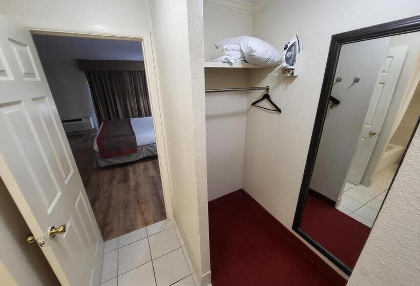 מיטת קינג בסוויטה, Ramada By Wyndham Houston Intercontinental Airport East