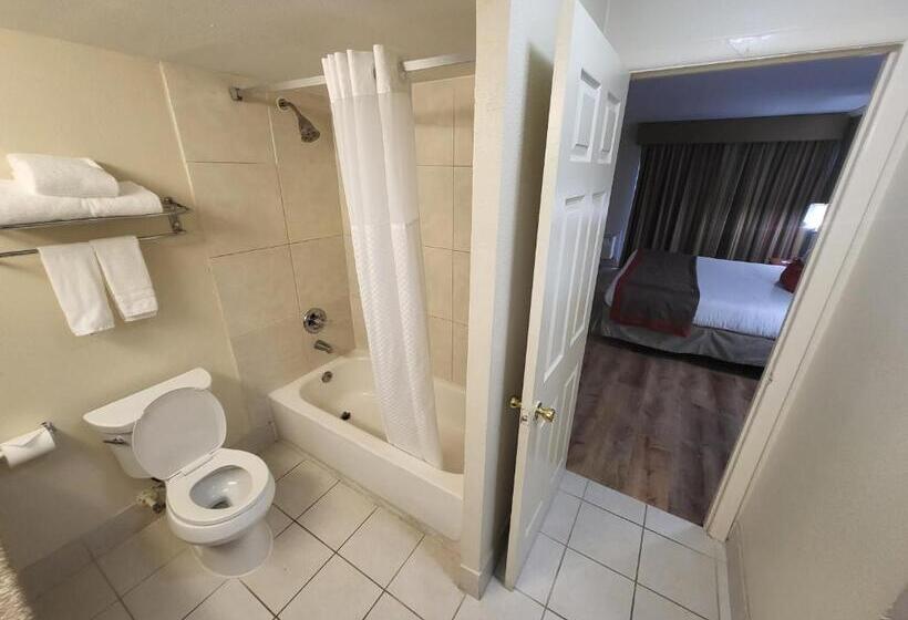 מיטת קינג בסוויטה, Ramada By Wyndham Houston Intercontinental Airport East