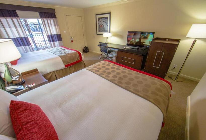 חדר סטנדרט נוף לבריכה, Ramada By Wyndham Houston Intercontinental Airport East