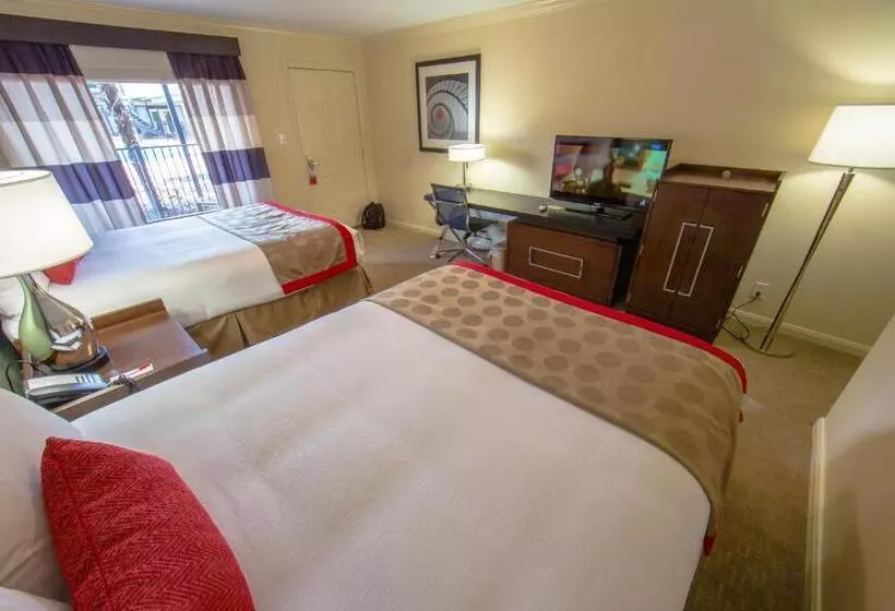 اتاق استاندارد با چشم‌انداز استخر, Ramada By Wyndham Houston Intercontinental Airport East