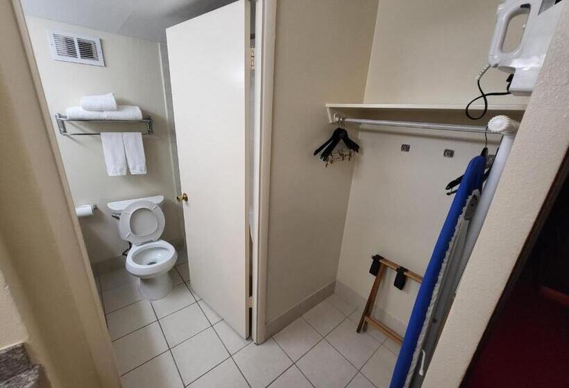 חדר סטנדרט מותאם לאדם עם מוגבלויות, Ramada By Wyndham Houston Intercontinental Airport East