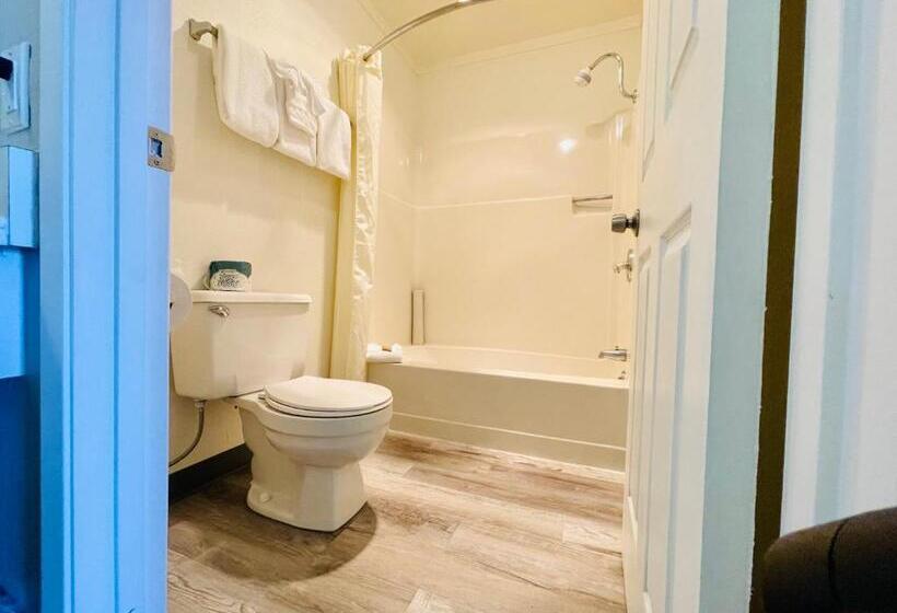 غرفة قياسية مزوَّدة بشُرفة, Seabird Lodge Fort Bragg