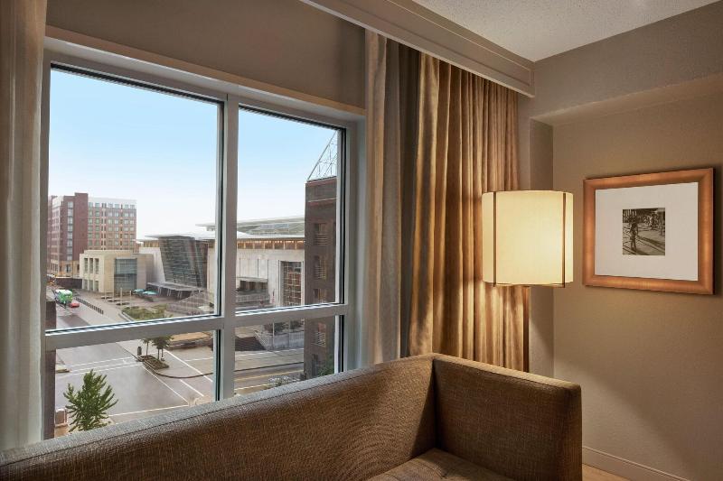 带双人大床的行政管理套房, Sheraton Raleigh
