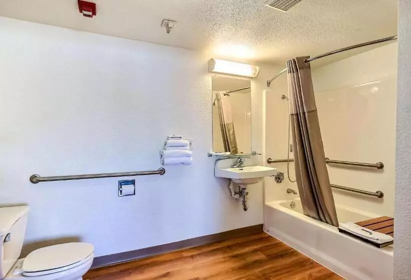 اتاق کلاسیک چهارنفره, Motel 6oakland, Ca Embarcadero