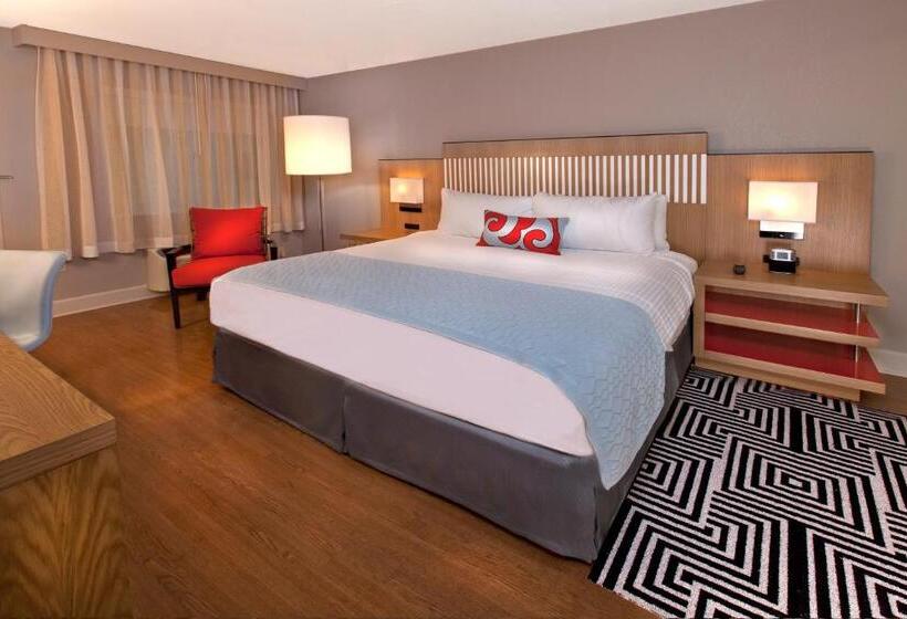 带大床的标准间, Wyndham Orlando Resort International Drive