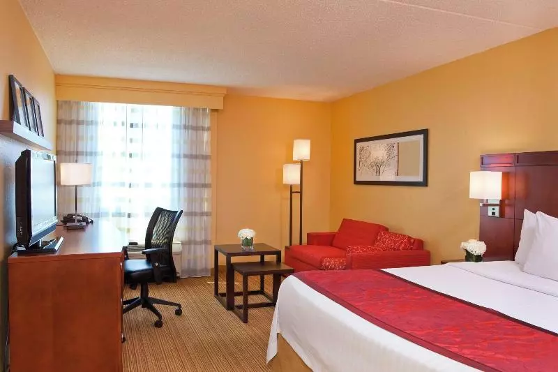 キングサイズベッドのスタンダードルーム, Courtyard By Marriott Alexandria Pentagon South