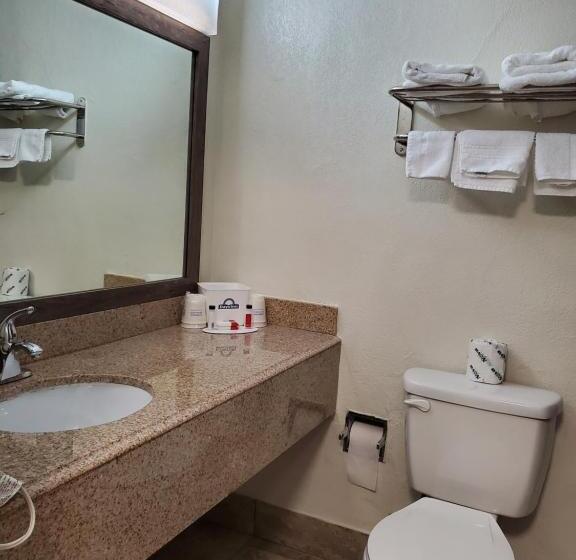 מיטת קינג בסוויטה, Days Inn By Wyndham Lawton