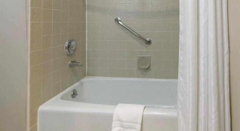 带大床的行政房间, Maverick Hotel And Casino By Red Lion Hotels