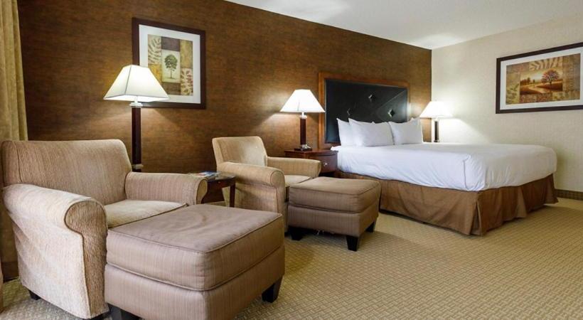 带大床的行政房间, Maverick Hotel And Casino By Red Lion Hotels