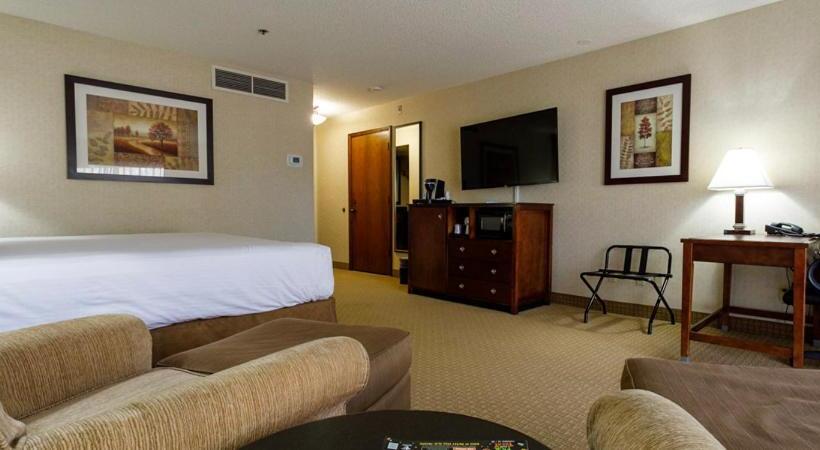 带大床的行政房间, Maverick Hotel And Casino By Red Lion Hotels