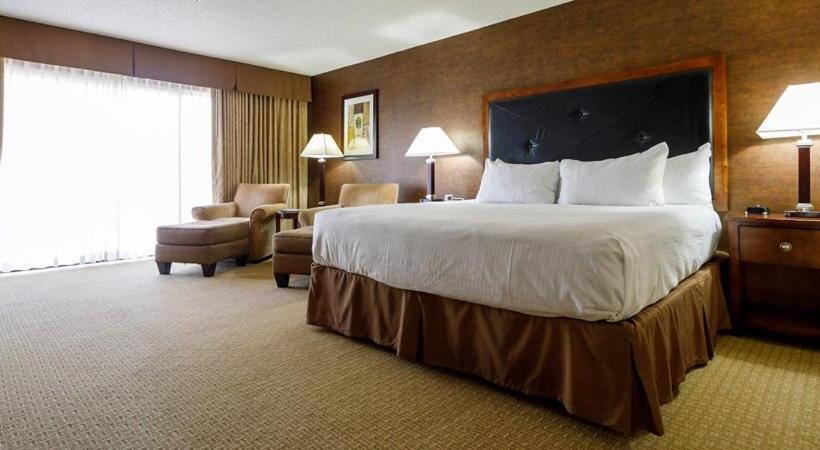 اتاق اجرایی با تخت بزرگ, Maverick Hotel And Casino By Red Lion Hotels
