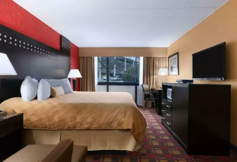 キングサイズベッドのスタンダードルーム, Ramada By Wyndham Rochelle Park Near Paramus