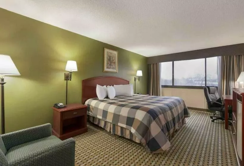 キングサイズベッドのスタンダードルーム, Ramada By Wyndham Rochelle Park Near Paramus
