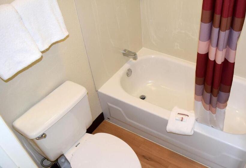 キングサイズベッドのスーペリアルーム, Red Roof Inn Buffalo  Niagara Airport