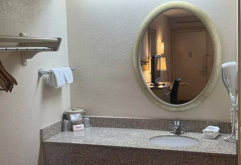 ２ダブルベッドのスタンダードルーム, Red Roof Inn Buffalo  Niagara Airport
