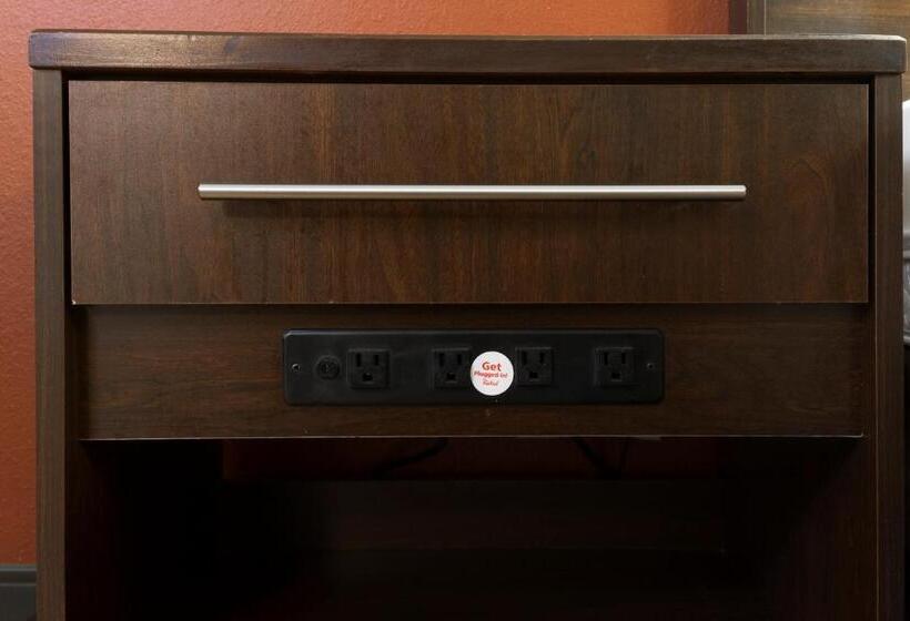 キングサイズベッドのスタンダードルーム, Red Roof Inn Plus+ University At Buffalo Amherst