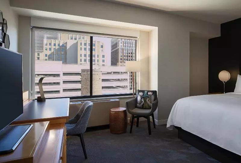 اتاق استاندارد با تخت بزرگ, Renaissance Des Moines Savery