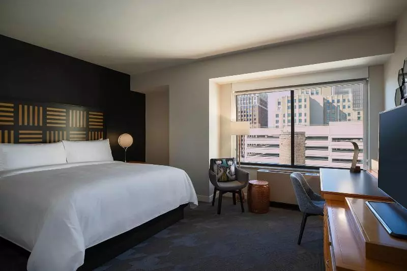 استودیو استاندارد با تخت کینگ, Renaissance Des Moines Savery
