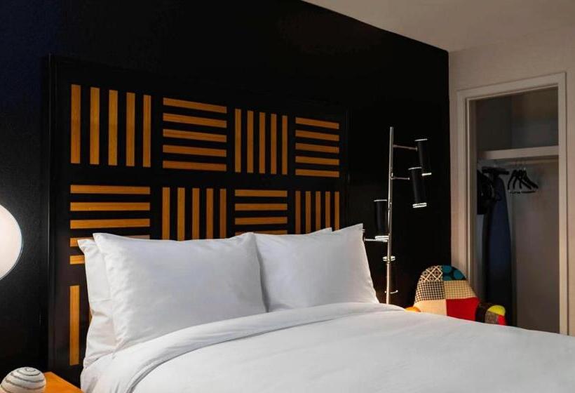 带双人床的基本房间, Renaissance Des Moines Savery