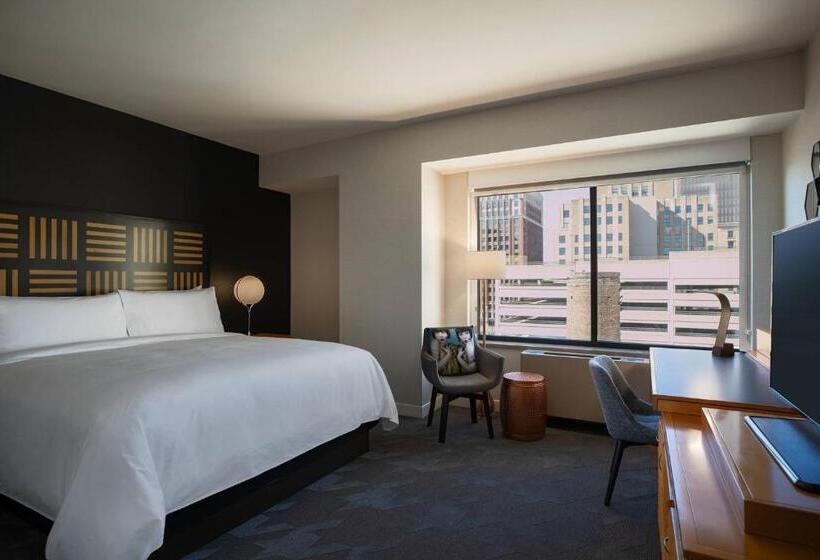 适合残疾人士使用的带超级大床的标准间, Renaissance Des Moines Savery