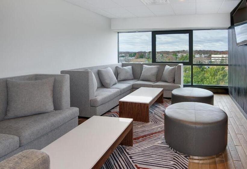 带大床的俱乐部房间, Sheraton Eatontown