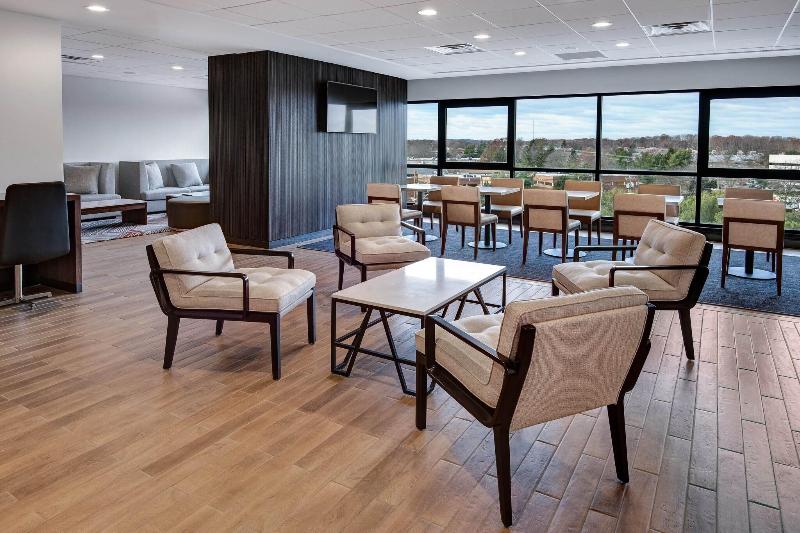 带大床的俱乐部房间, Sheraton Eatontown