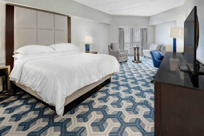 带大床的俱乐部房间, Sheraton Eatontown