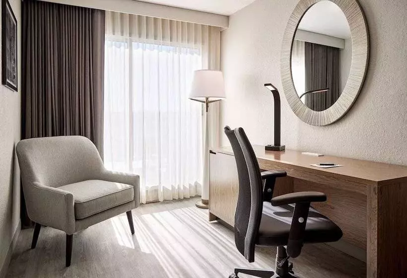 デラックススタジオ, Sheraton Richmond Airport