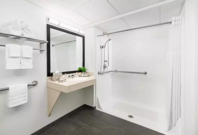 استودیوی استاندارد, Studio Allston Hotel Boston