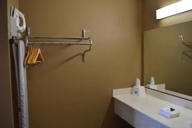 キングサイズベッドのスタンダードルーム, Americas Best Value Inn Laredo