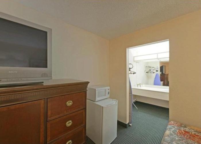 キングサイズベッドのスタンダードルーム, Americas Best Value Inn Laredo