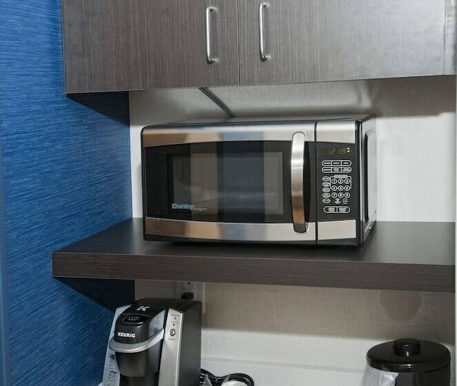 جناح, Holiday Inn Express & Suites Johnstown, An Ihg