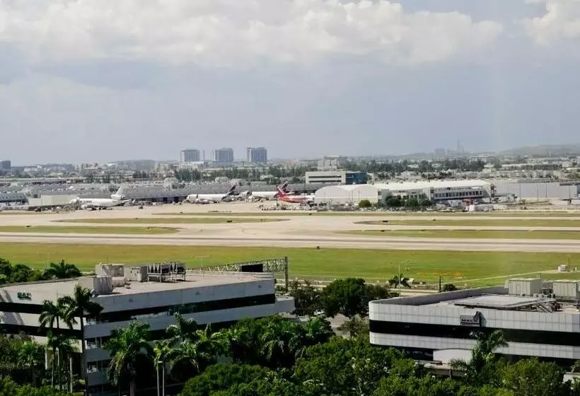 اتاق سوپریور با چشم‌انداز شهر, Pullman Miami Airport