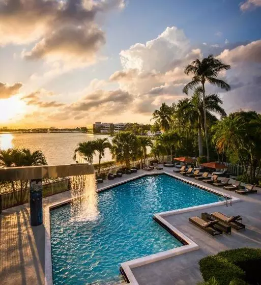 اتاق لوکس با تخت بزرگ, Pullman Miami Airport