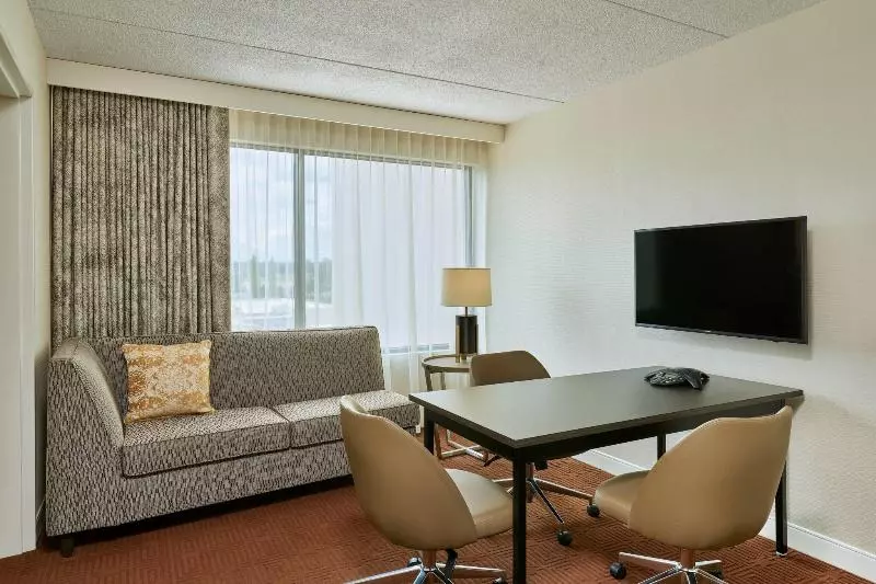 キングサイズベッドのスイートルーム, Sheraton Portland Airport