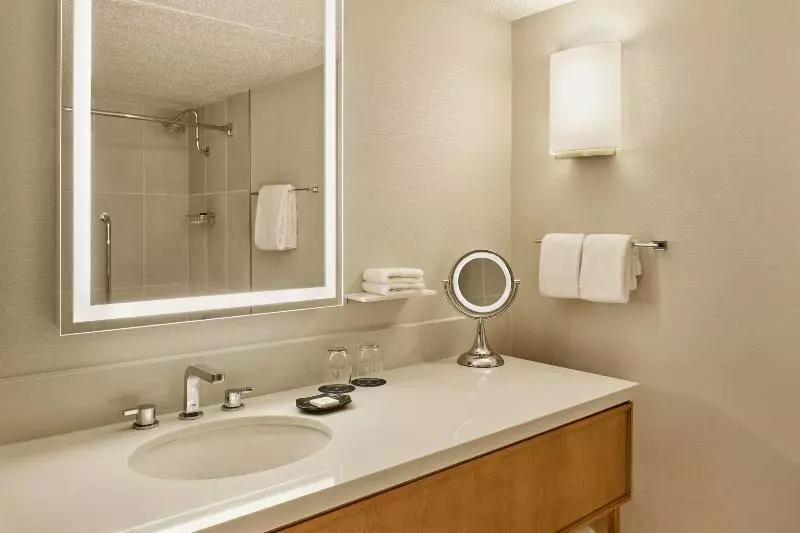 キングサイズベッドのスイートルーム, Sheraton Portland Airport
