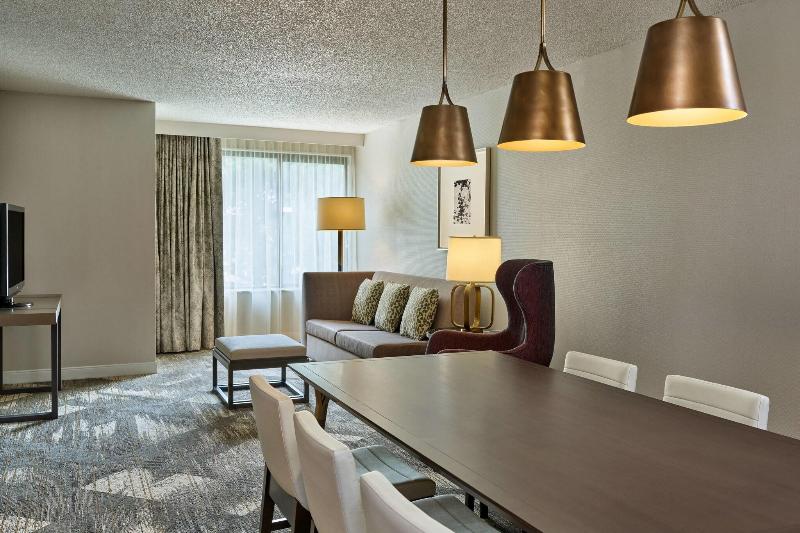 带大床的套房, Sheraton Portland Airport