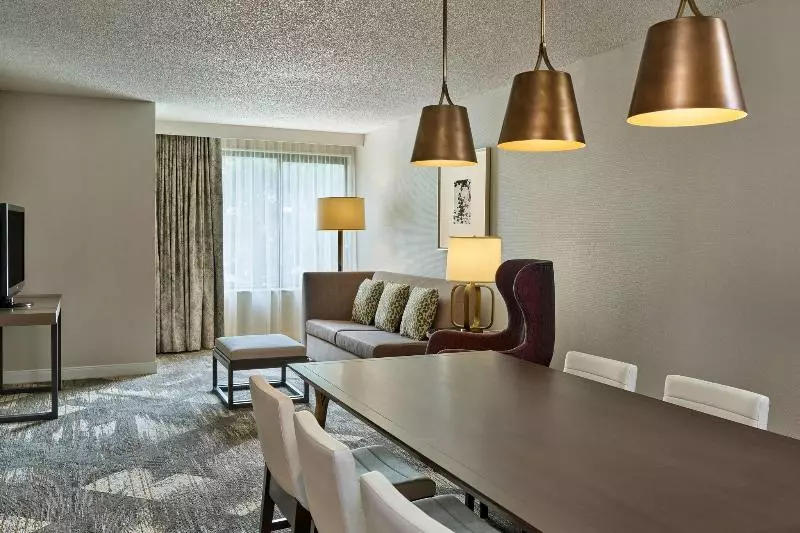 キングサイズベッドのスイートルーム, Sheraton Portland Airport