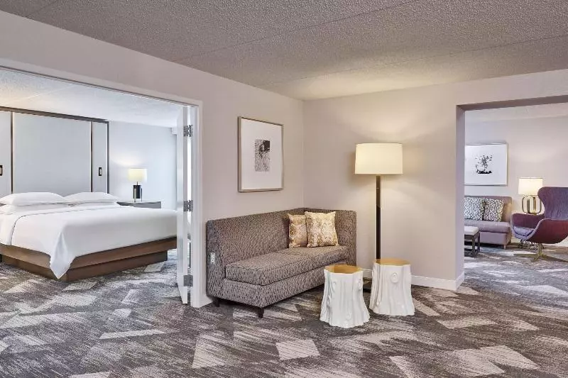 キングサイズベッドのスイートルーム, Sheraton Portland Airport
