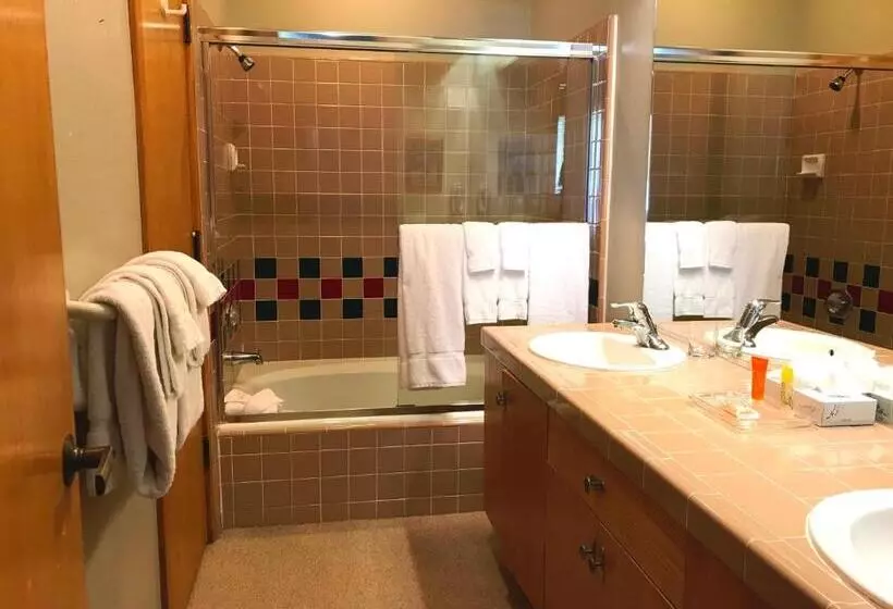 استودیوی لوکس, Squaw Valley Lodge
