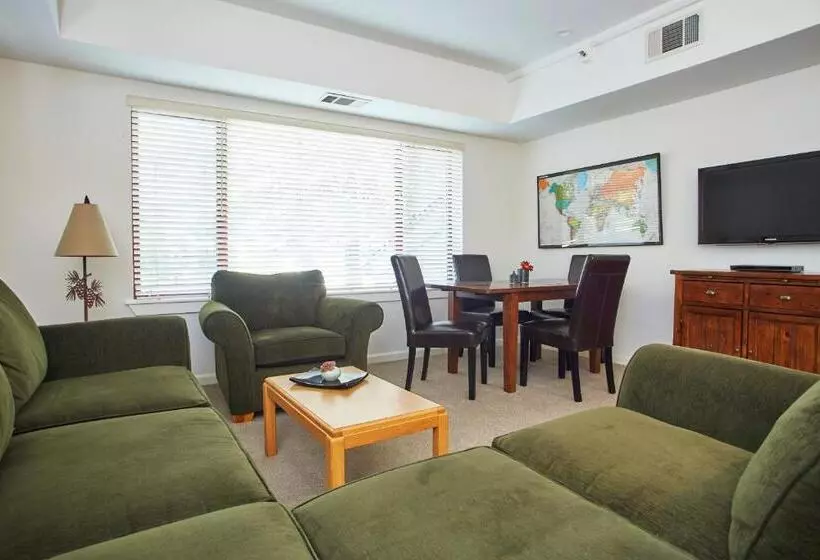 استودیوی پریمیوم, Squaw Valley Lodge