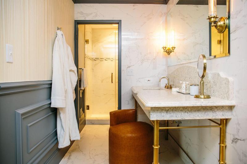 اتاق پرمیوم, The Drake Oak Brook, Autograph Collection