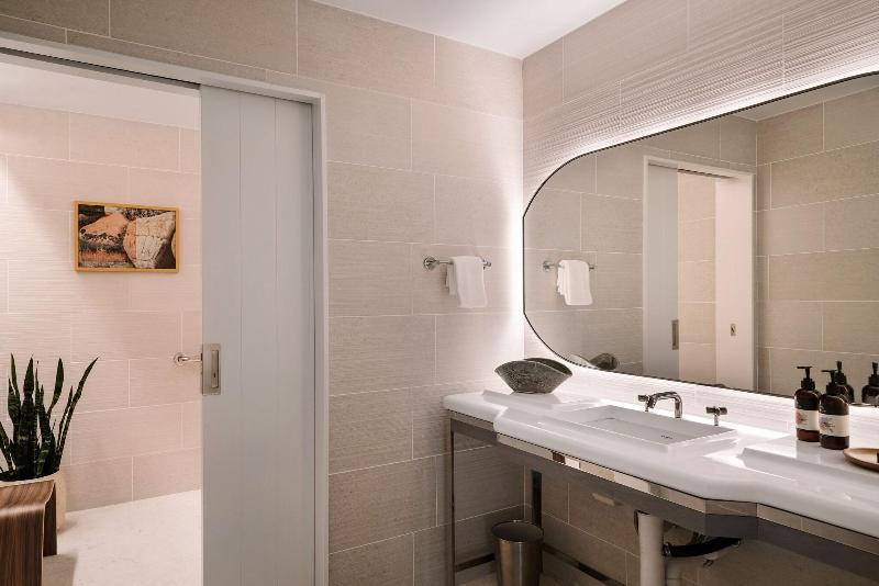 带大床的标准间, The Line Austin