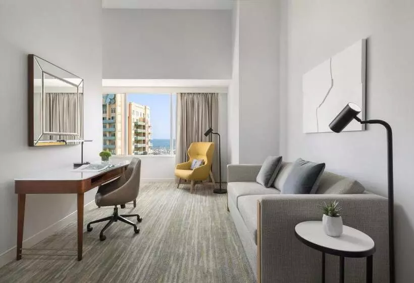سوئیت اجرایی با تخت کینگ, The Westin Long Beach