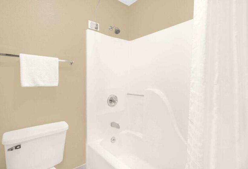 キングサイズベッドのデラックススイート, Super 8 By Wyndham East Moline